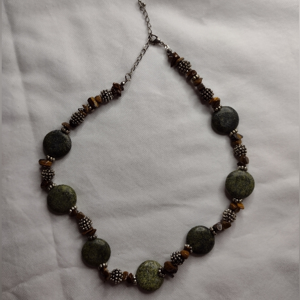 Stone and bead multicolor necklace